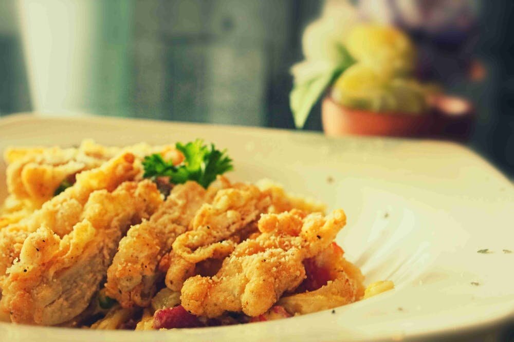 
Это зависит от того, что у вас есть, или, что более важно, от того, чего у вас нет. Если в вашей запеканке недостаточно овощей, у вас должна быть сторона овощей.  Мне нравится приготовленная на пару брокколи, зеленая фасоль или калифорнийская смесь. Конечно, простой салат тоже работает! Обычно в запеканках уже есть рис или макароны, но если у вас их нет, вы захотите добавить в блюдо углевод. Иногда достаточно одного тоста. Если ваша запеканка является сбалансированной едой сама по себе, вы можете предложить что-то простое на стороне, например, яблочное пюре, творог, шашлык или соленые огурцы.