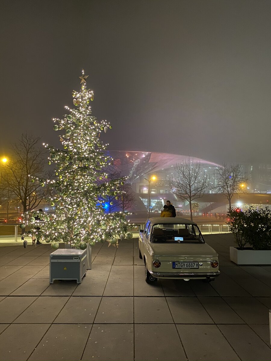 На заднем фоне выставка BMW Welt