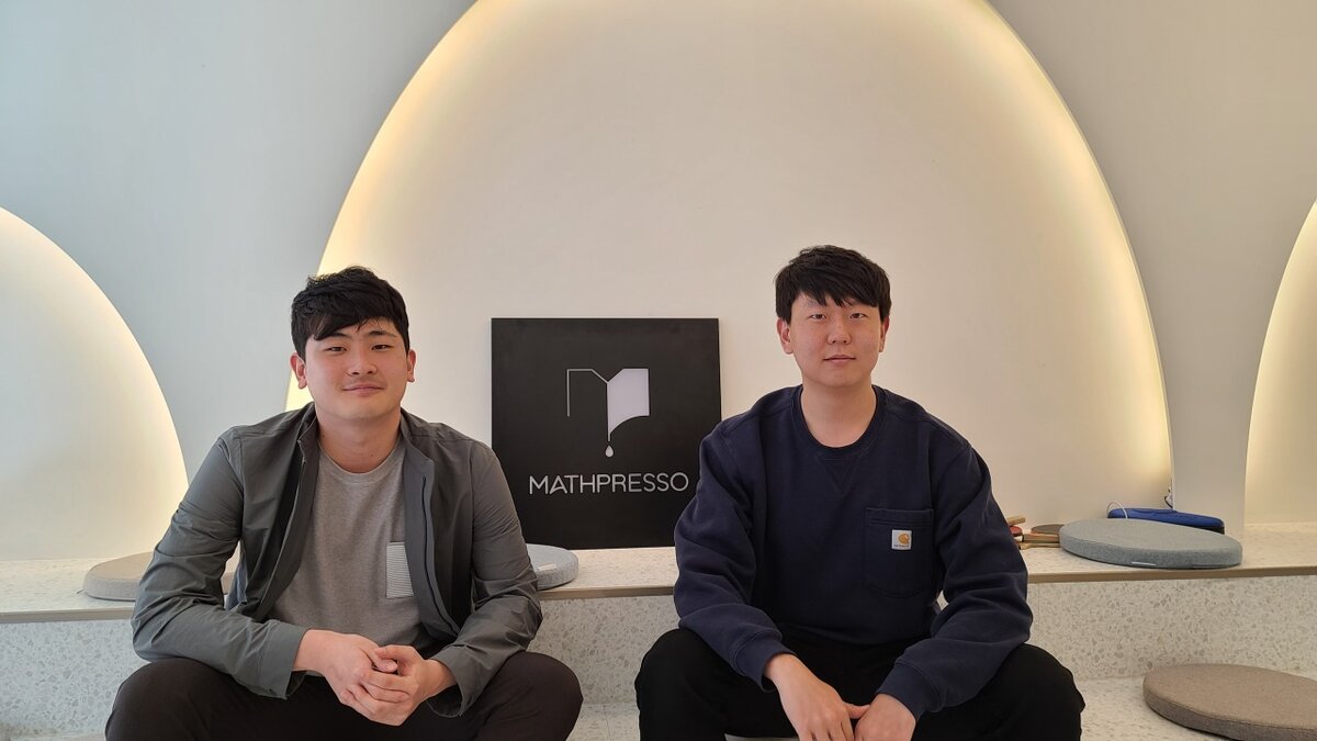 Генеральные содиректоры Mathpresso Ли Чон Хын (справа) и Ли Ён Чже (Шим Ву Хен / The Korea Herald)
