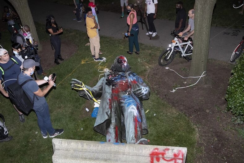 Фото: PAPПеревернутая статуя Альберта Пайка