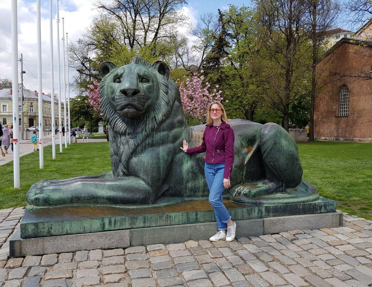 Первая поездка в Болгарию. Я была в восторге от цветущих деревьев весной и тёплой погоды