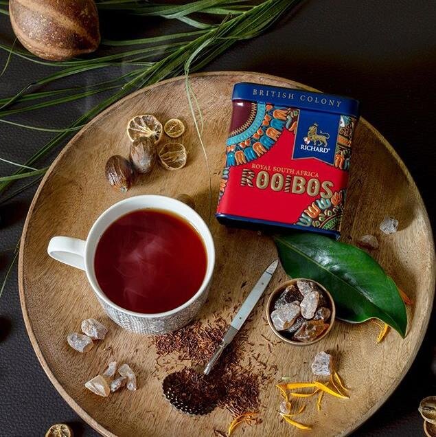 Чай Richard "British Colony Royal Rooibos". Сладковатый чайный напиток ройбос с насыщенным вкусом и утонченным древесно-ореховым ароматом. Ройбос хорошо утоляет жажду и тонизирует, а также не содержит кофеина. Произрастает кустарник только в одном месте в районе южно-африканских Цесарских гор.