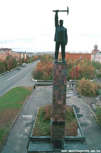 город Мончегорск, памятник покорителям тундры, фото из открытых источников