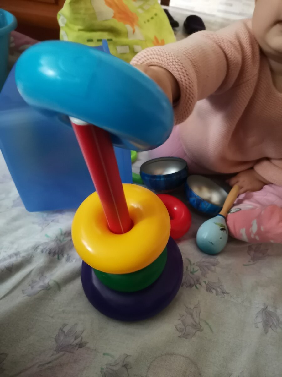 Вот так старается надеть кольцо) 