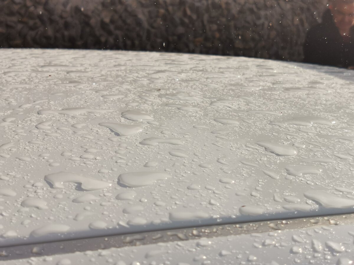 Капот машины под дождём, пока ждали спасателей