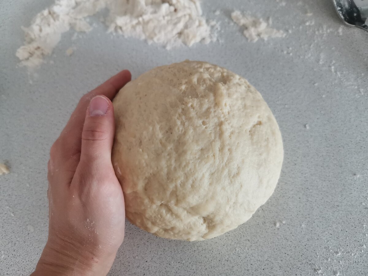 В 300 мл тёплой развести пачку сухих дрожжей (у меня были Саф-момент, 11 грамм), добавить 2 столовые ложки сахара и 3 столовые ложки муки. Тщательно перемешать и оставить на 15-20 минут до появления пузырьков. Это опара. Затем в опару добавляем 1 чайную ложку соли, 80 мл оливкового масла и постепенно вводим просеяную муку. Вымешиваем мягкое, поддатливое тесто, которое хорошо отлипает от рук. Оставляем тесто в миске подниматься на 30-60 минут. За это время подготовим начинку