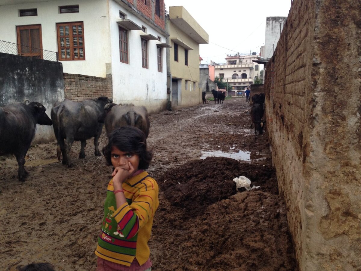 город Варанаси, местная девочка впервые видит белых людей