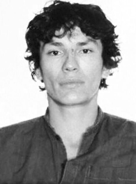 Да. Ричард Рамирес, он же Ночной сталкер. Убивал всех без разбора, признался в 13 убийствах.