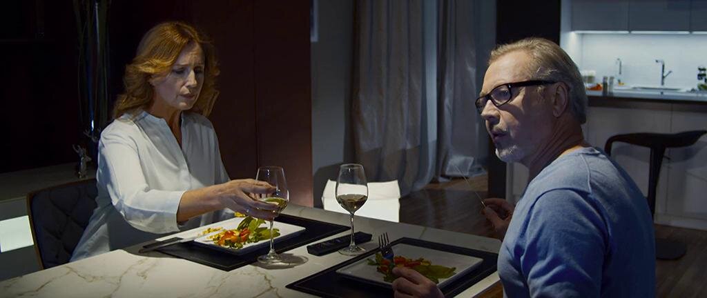 Кадр из фильма "Картонная пристань" (2020)