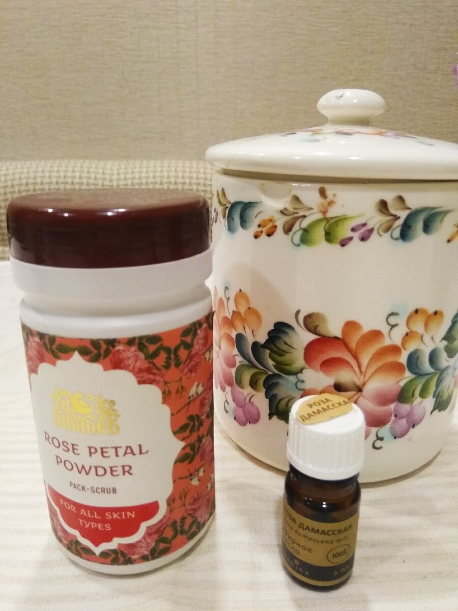 Основные ингредиенты для маски. Пудра из розовых лепестков, и эфирное масло дамасской розы. Можно брать масло крымской розы.