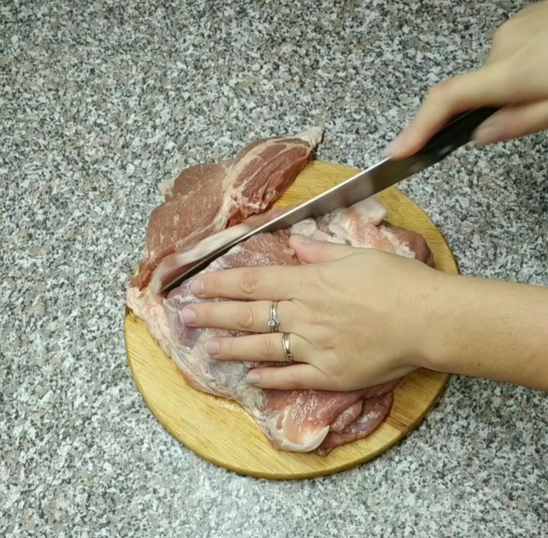 Шаг 1. Мясо промыть, просушить и нарезать толщиной примерно 5 мм.