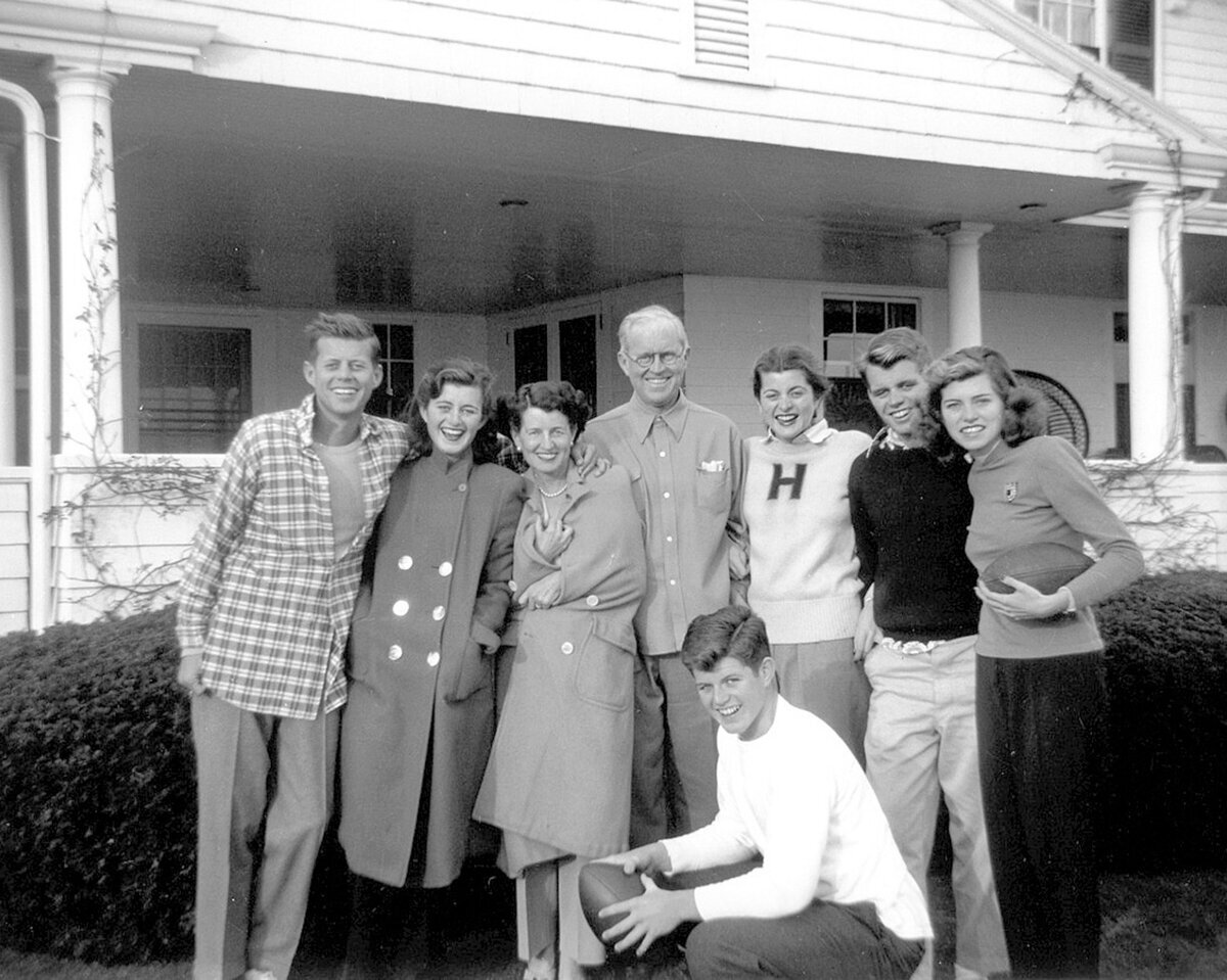 Семья Кеннеди. Роуз - третья слева