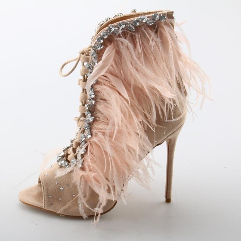 Женская обувь с перьями            Источник : yandex.ru/images