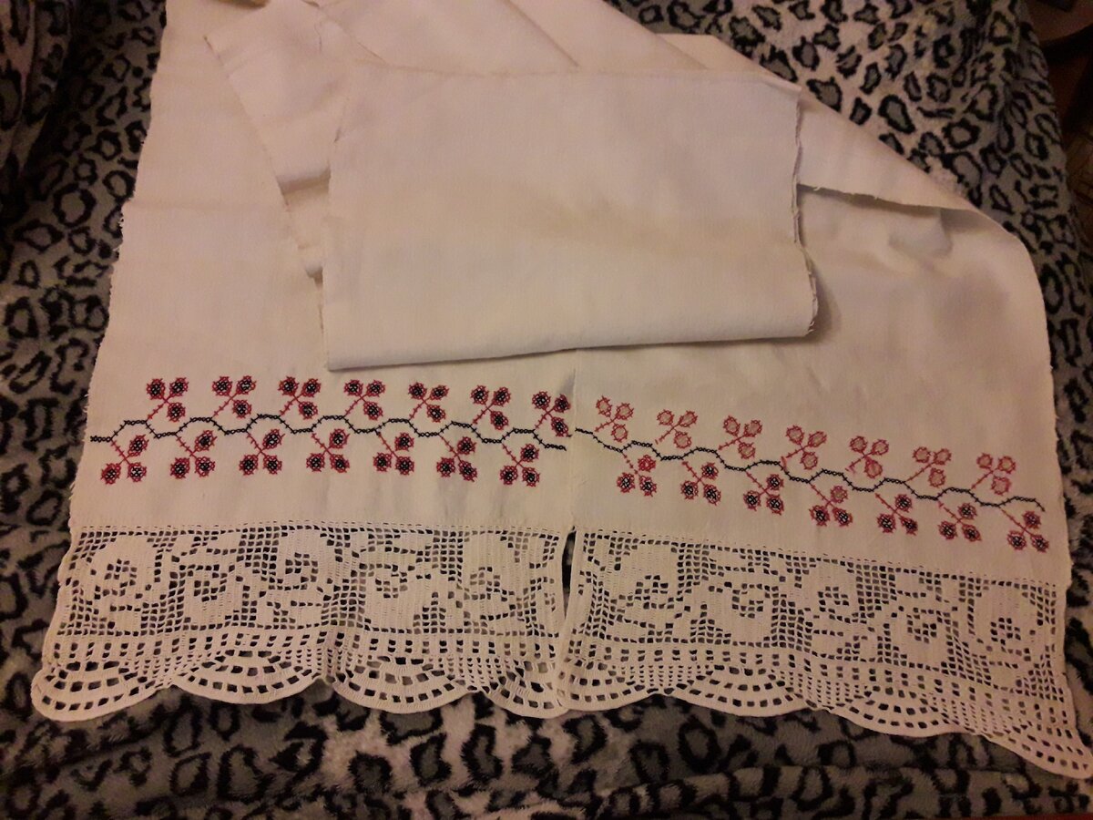 Рушник, прабабушка его так и не успела дошить.