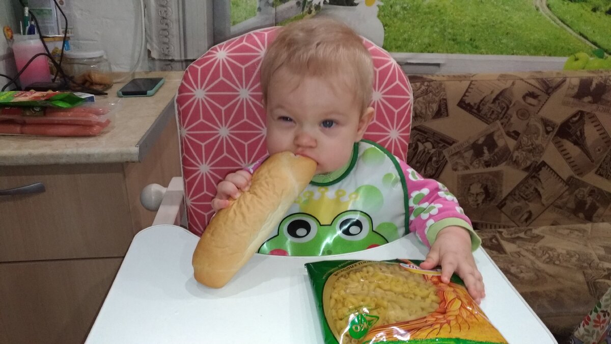 Вася пробует булку)))