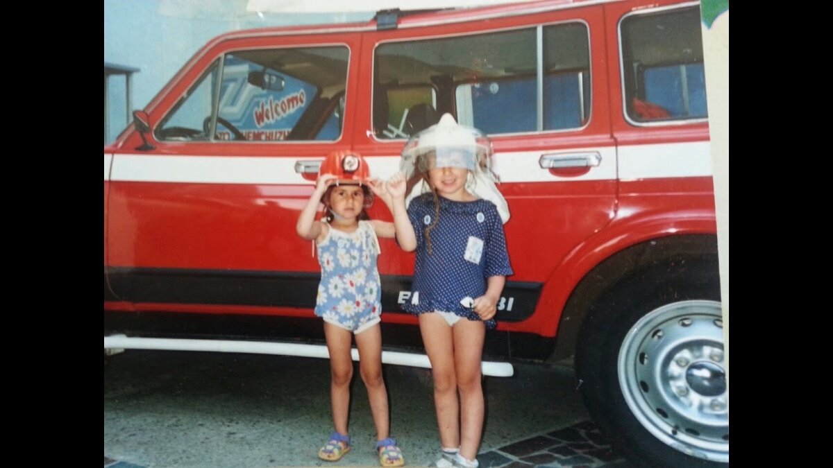 Я со старшей сестрой Машей у пожарной Машины, когда нам было по 2 и 3 годика :) 
