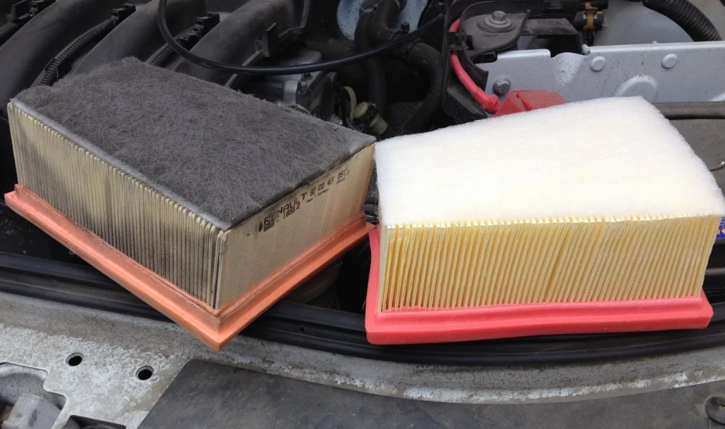 Загрязненный воздушный фильтр и рядом чистый