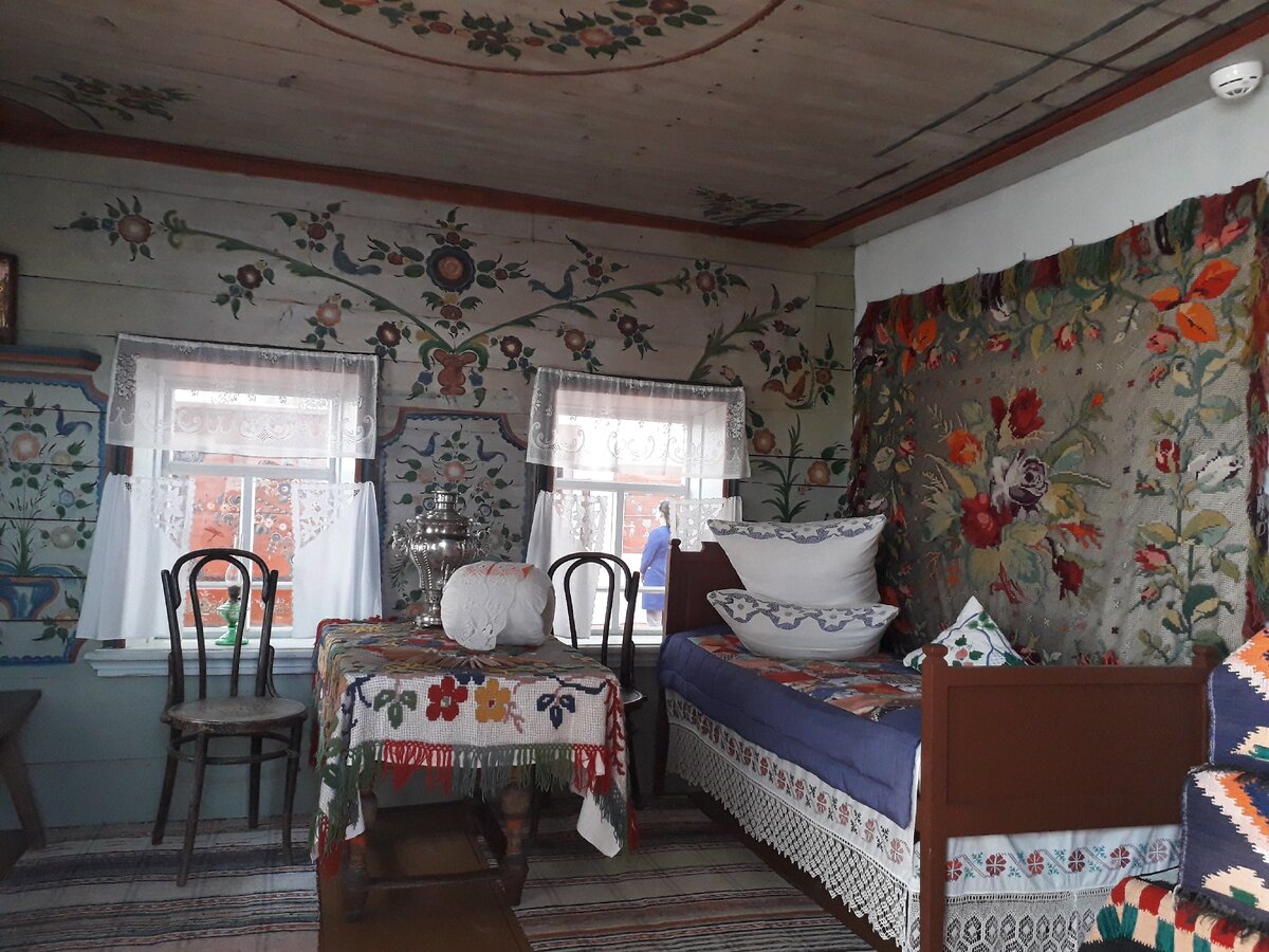 Горница с домовой росписью в Нижне-Синячихинском музее деревянного зодчества. Фото автора.