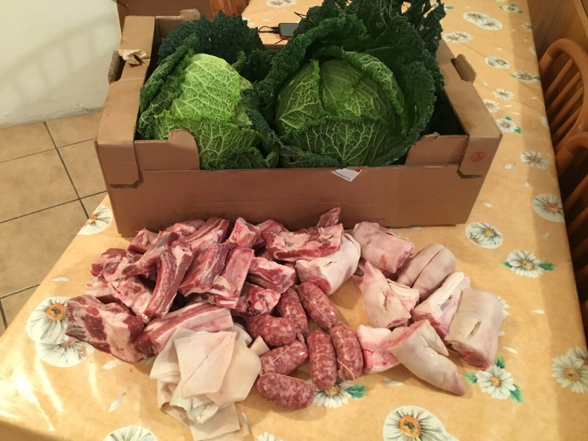 Капуста с нашего огорода, а мясо синьор Пини купил в мясной лавке (не в супермаркете!) Вот из этой горы мяса и четырёх вилков капусты я собираюсь приготовить каццуолу на восемь персон. Конечно с большим запасом, двойным практически. 