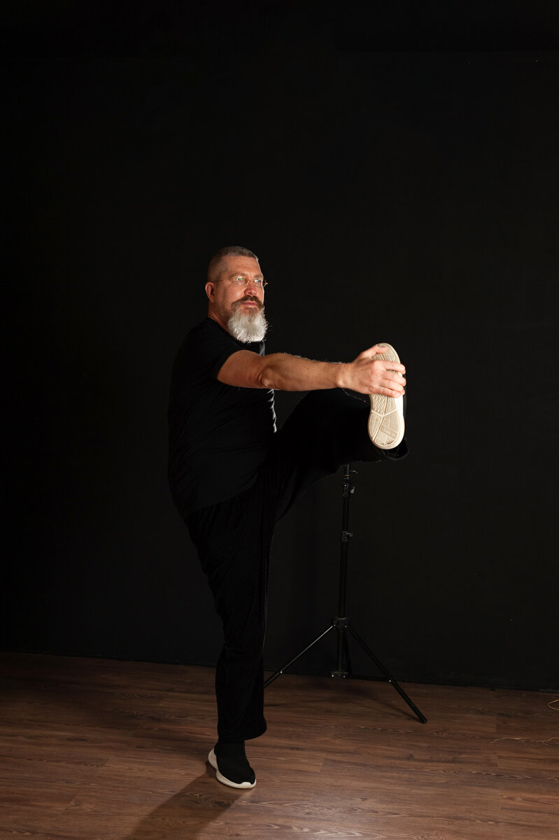 Стойка на одной ноге. Это - демонстрация возможностей моих ног.