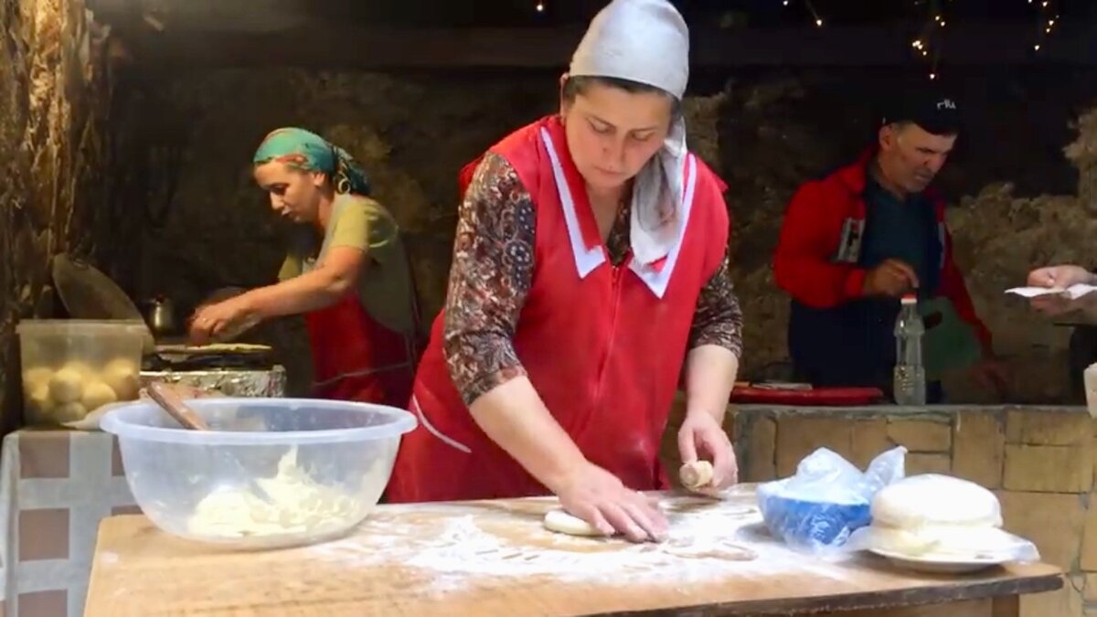 Северная Осетия - самое вкусное место в России. При тебе пекут, горячими пирожками угощают