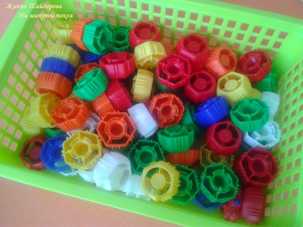 Сортер. Раскладывайте крышки по цветам. В любой игровой форме, в ведёрко, в тарелочки соответствующие цвету, либо на бумаги как на картинки ниже. 