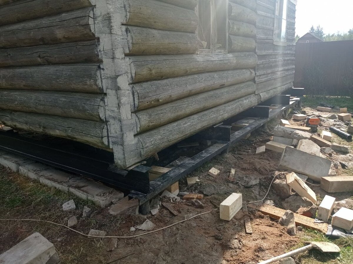 Своевременно выполненный подъем убережет дом от разрушения
