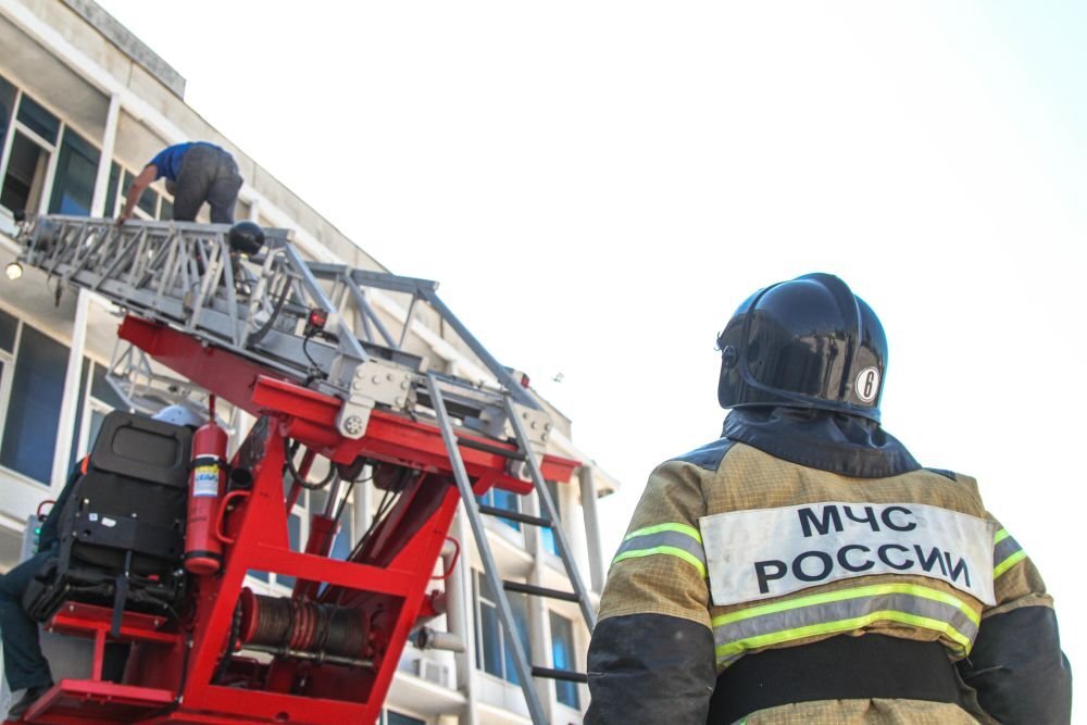 Севастопольские огнеборцы на учебном пожаре во Дворце культуры рыбаков. Источник: 92.mchs.gov.ru