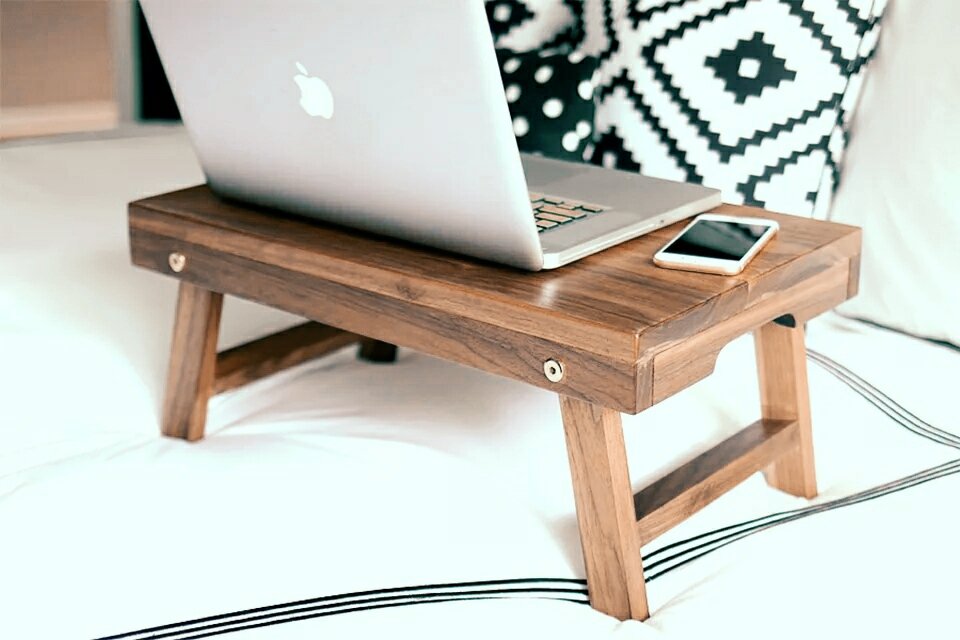Складной столик для ноутбука или планшета.