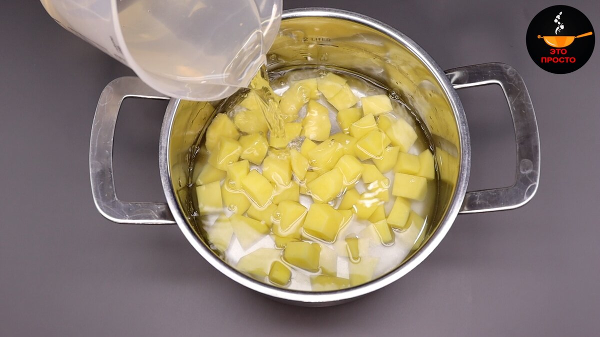 Фото можно листать влево