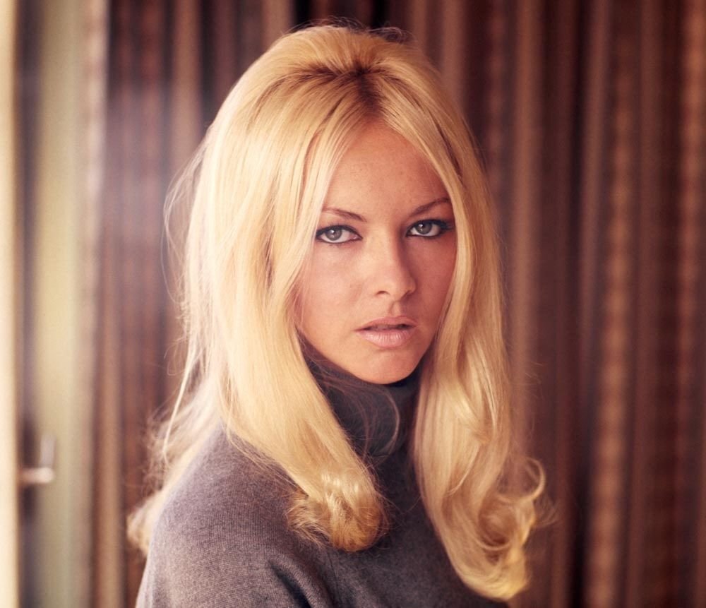 За роль Нади в легендарной советской комедии Эльдара Рязанова она получила Государственную премию СССР и в нашей стране мгновенно стала звездой.-2