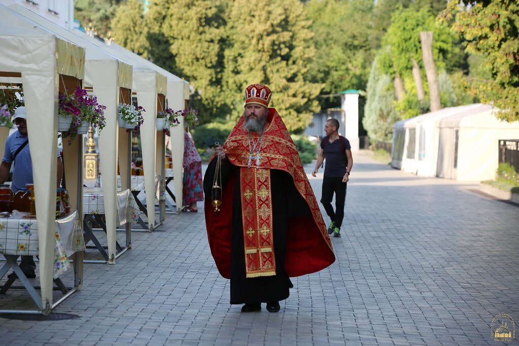 Открытие медовой ярмарки в Святогорской Лавре