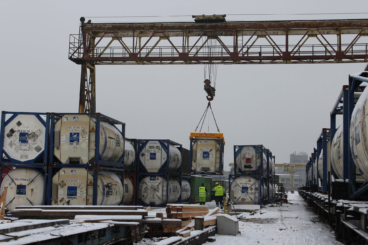 мту погрузка контейнеров в полувагоны. фгк вагон цистерна м483. железнодорожный вагон t2000. танк контейнер для опасных грузов. вагоны с опасными грузами.