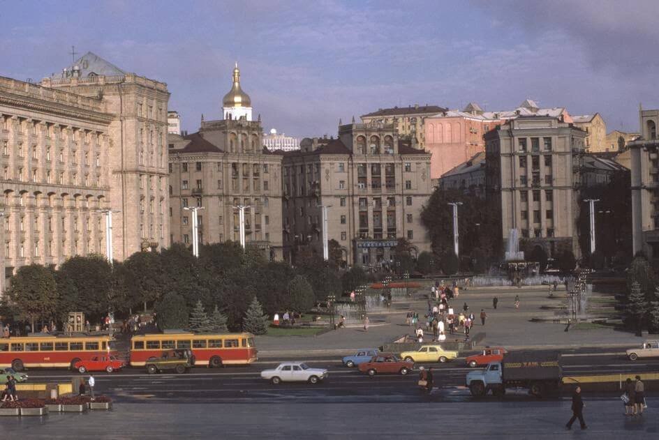 Киев, площадь Октябрской революции (место будущих Майданов) в конце 1980-х годов