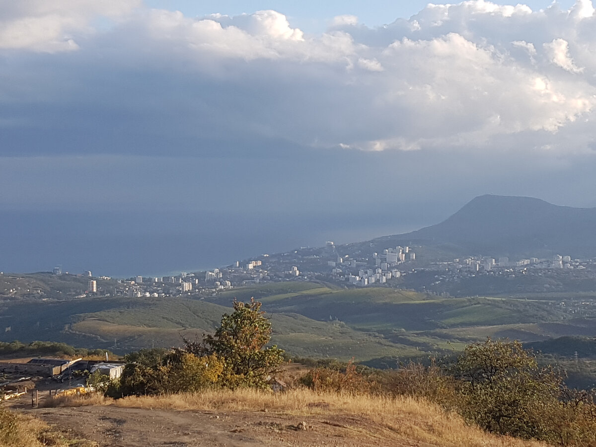 Село в горах с шикарным видом на море и Алушту. Места из известного фильма  притягивают как магнитом. Дом по цене квартиры. | Добрый Крым. | Дзен