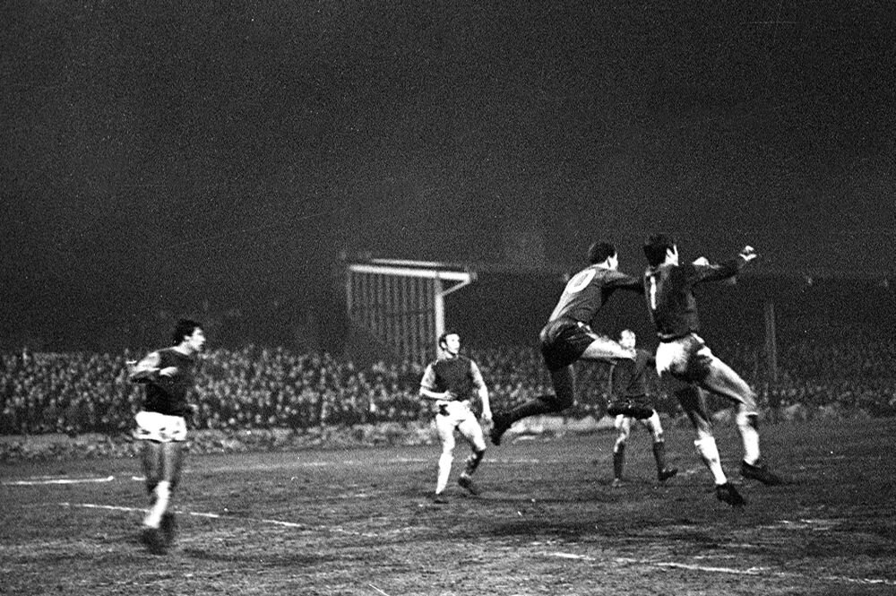 Битва в самом разгаре! Фото: https://www.mansfieldtown.net/news/2019/february/mansfield-town-3-0-west-ham-50-years-on/