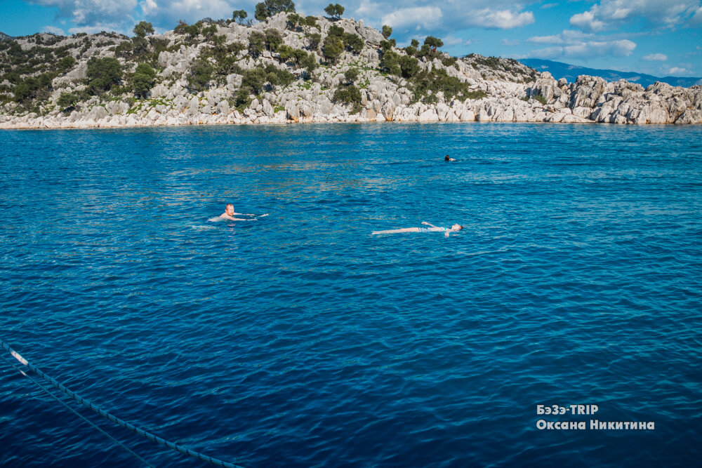 Это декабрь в Турции, купаюсь не только я, но и другие люди