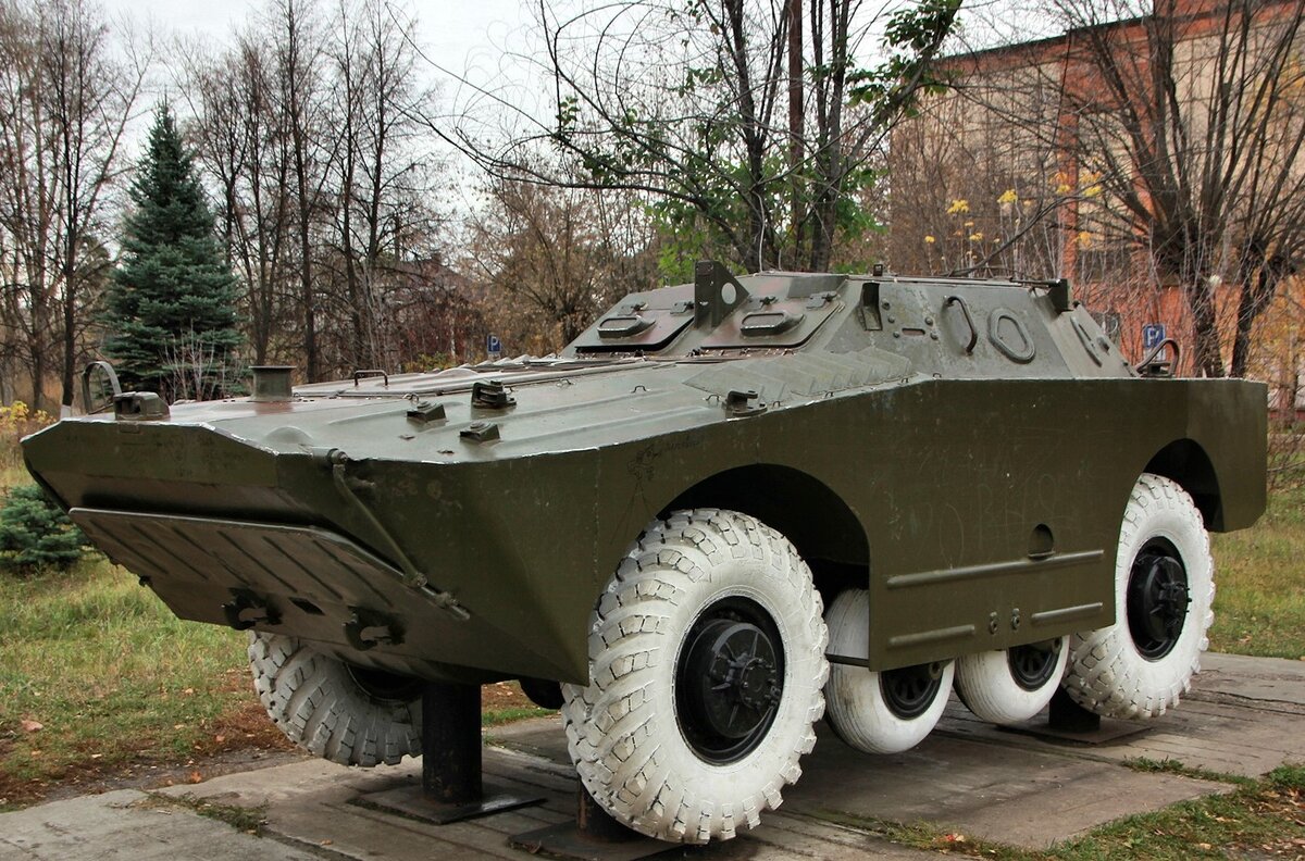 Шины БРДМ окрашенные в белый цвет.