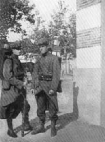 Киффин и Пол Роквелл в роли легионеров в 1914 году. Обладая сильным французско-гугенотским наследием и глубоким желанием служить Франции, Киффин Роквелл в августе 1914 года отправил письмо генеральному консулу Франции, предлагая свои услуги «делу человечества». Не дожидаясь ответа, они с Полем отплыли во Францию 7 августа. По прибытии в Париж они были двумя из первых 43 американцев, принятых в Иностранный легион. 