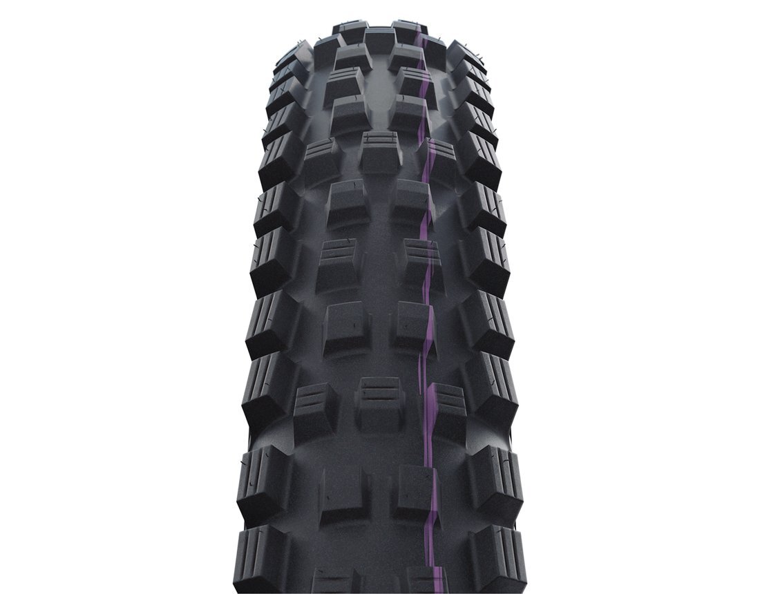 Грязевая покрышка с высоким протектором.