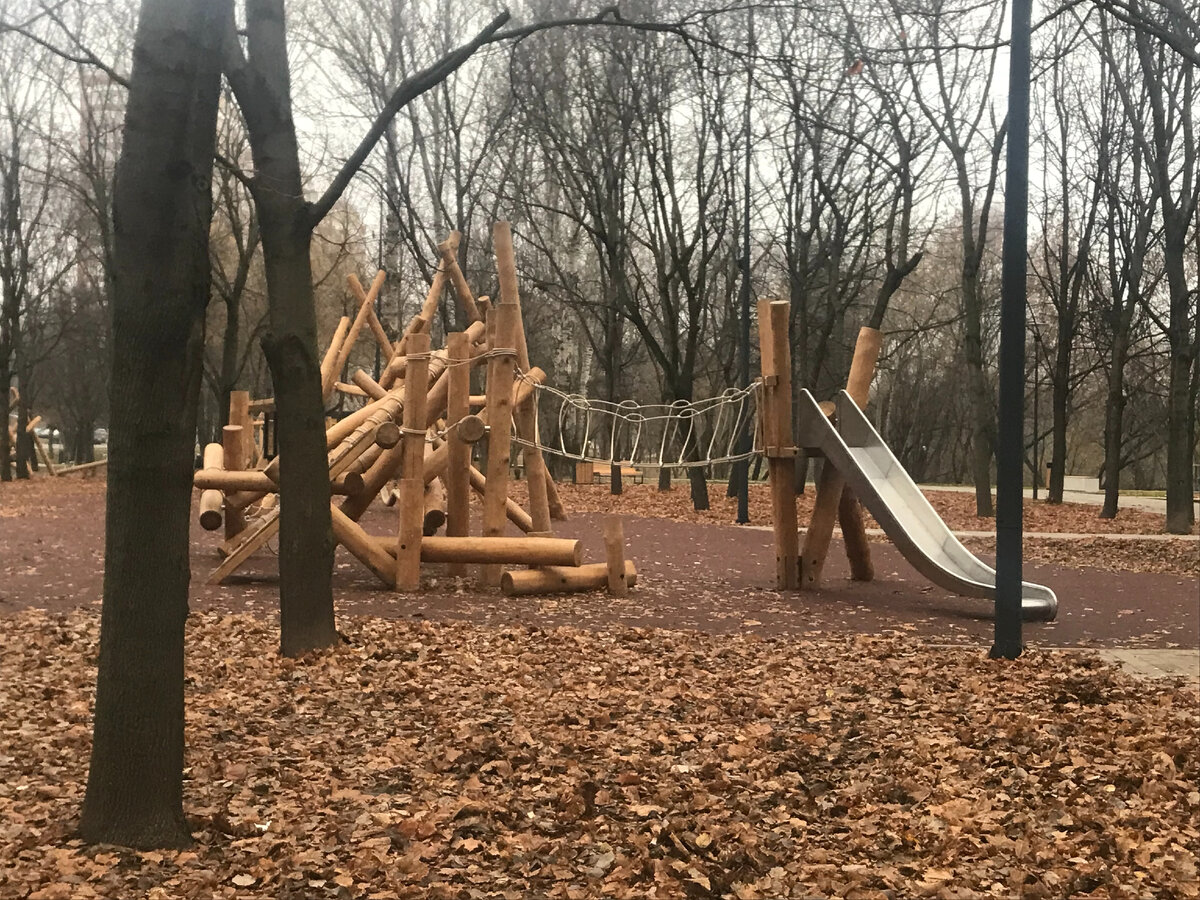 Весь парк сделали деревянным