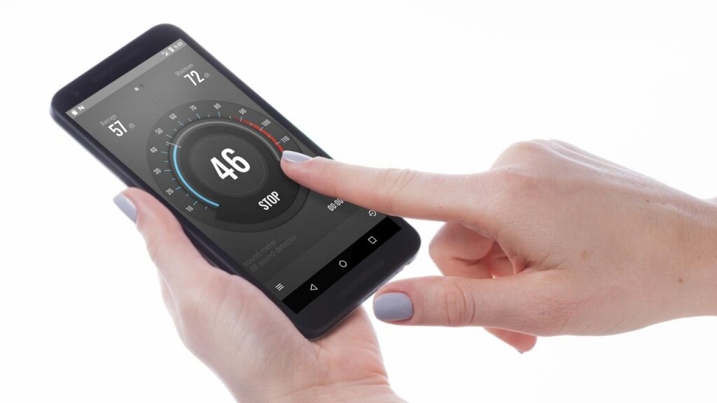  Телефон с открытым приложением для измерения шума