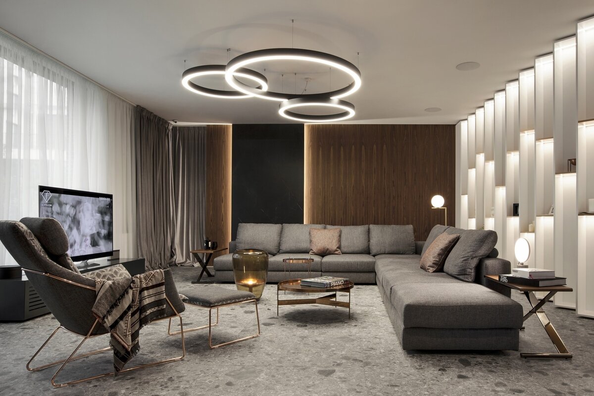 Интерьер апартаментов в болгарии с крупноформатной плиткой под камень 