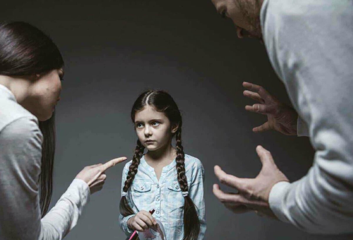 Ругают ребенка. Строгий родитель и ребенок. Строгое воспитание мнение. Сочинение детский психолог. Строгие родители.