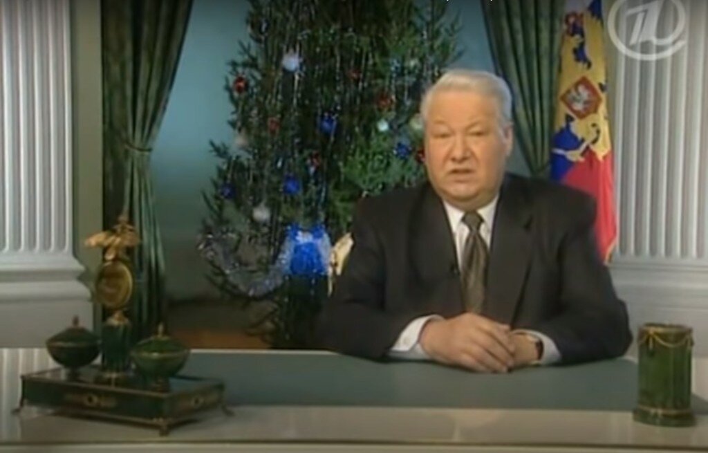 Судьбоносное решение Борис Ельцин озвучил 31 декабря 1999 года. В этот день 68-летний президент России передал полномочия Владимиру Путину. Прочитайте или послушайте полную версию знаменитой речи.