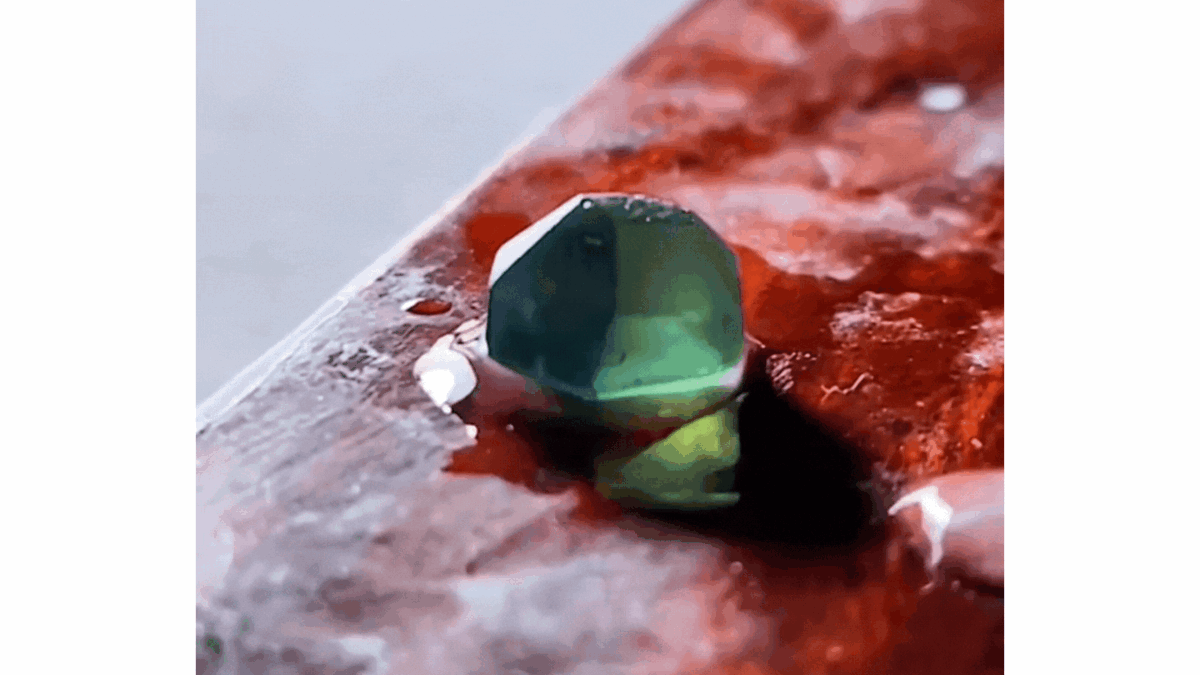 Сапфир меняет цвет в зависимости от освещения. (Живая картинка. Если она не двигается, нажмите на неё и подождите😉 ) 
