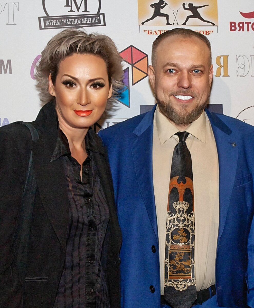 (© Copyright: Святослав Моисеенко «ПО ТУ СТОРОНУ ГЛЯНЦА…». Свидетельство № 218072900710) 
