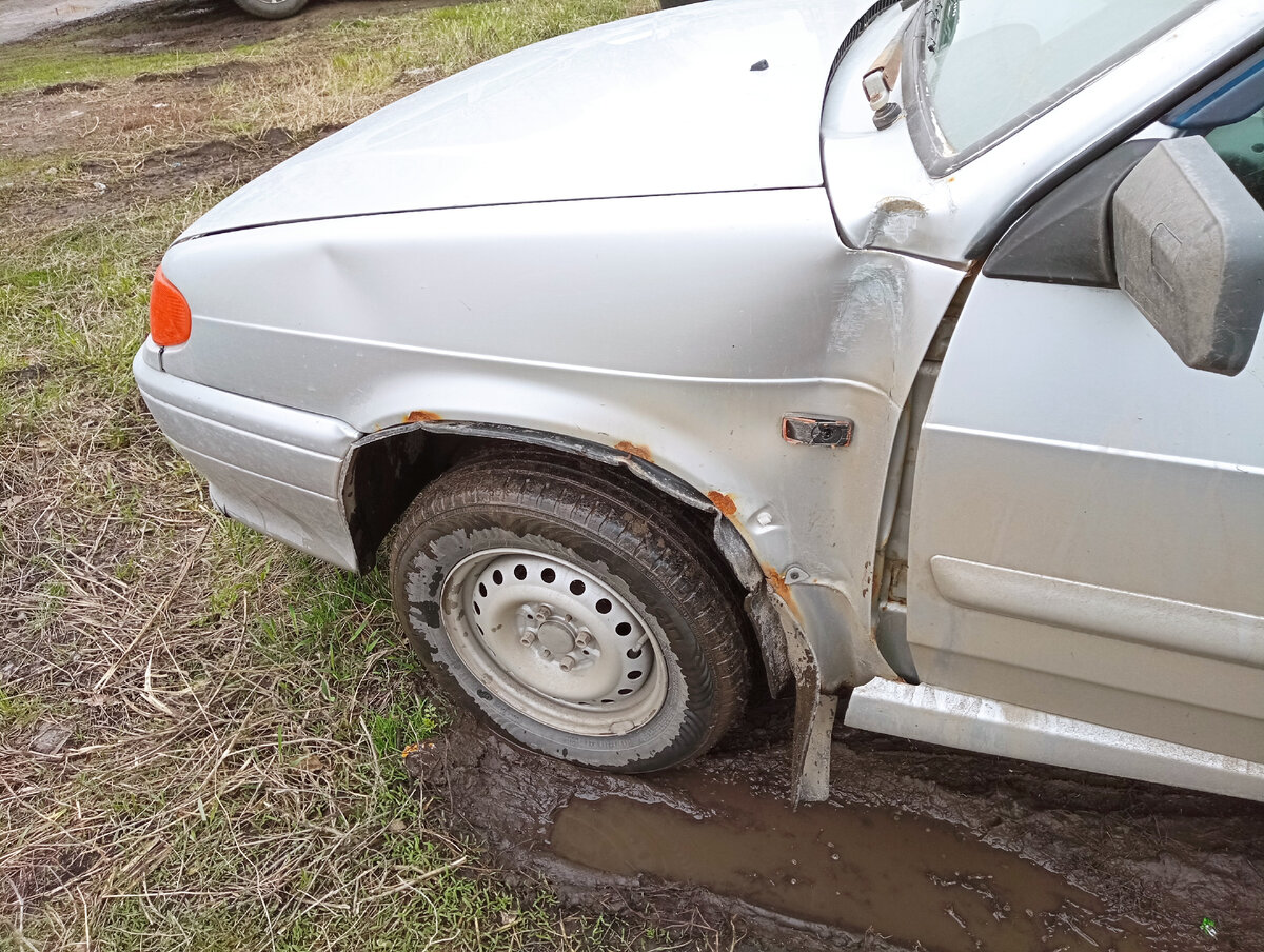 Вот такое повреждение получил кузов, плюс передний бампер