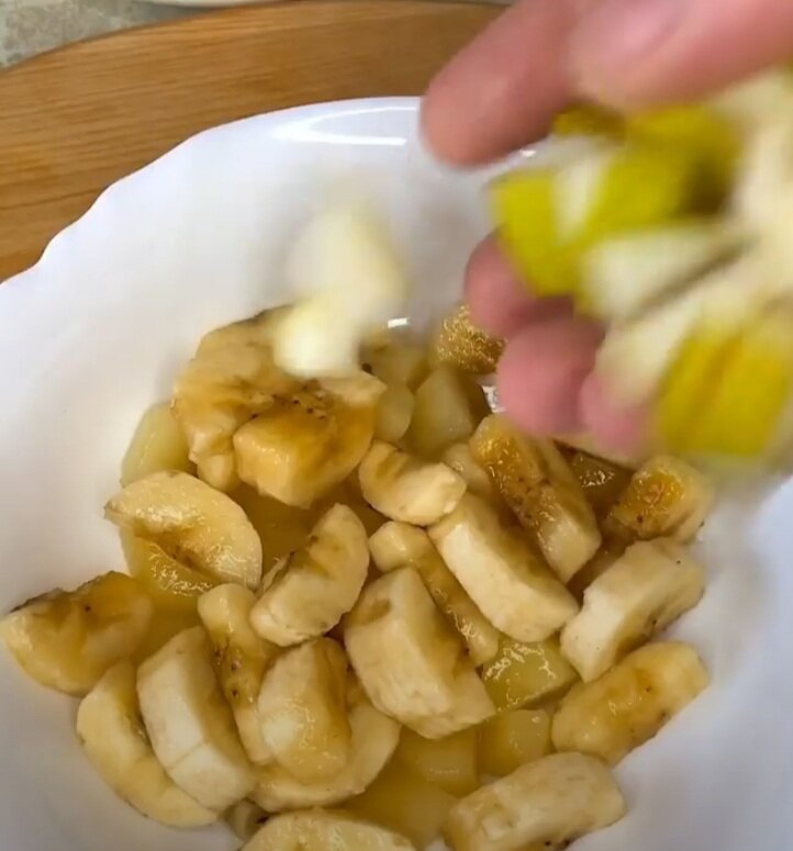 Фруктовый салат с мандаринами, яблоками и бананом
