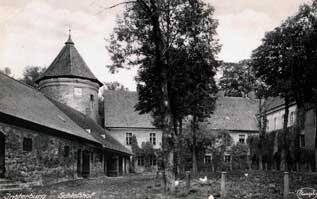 Справа - конюшни , за ними башня Пайнтурм, листайте галерею